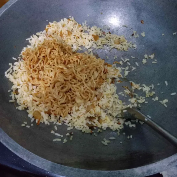 Masukkan mie instan, masak hingga matang.