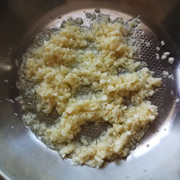 Panaskan secukupnya minyak goreng, masukkan bawang putih cincang. Tumis hingga bawang putih kekuningan.