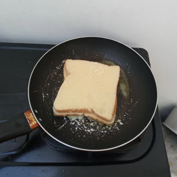 Panaskan wajan dengan api kecil, masukkan sesikit butter, masukkan roti yang telah direndam, panggang hingga sisi bawahnya kecoklatan atau matang.