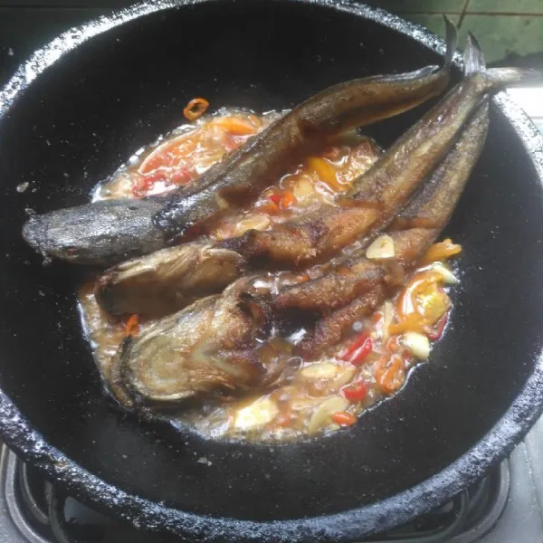 Masukan lele, aduk-aduk sampai bumbu meresap.