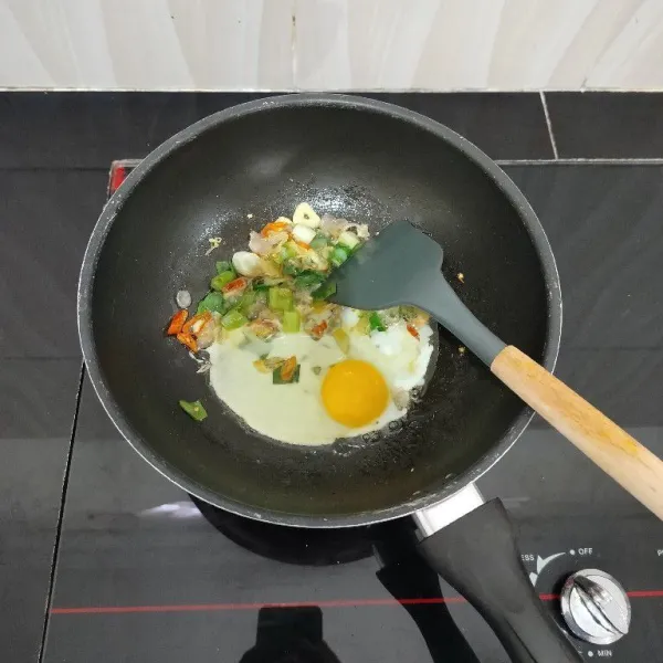 Kemudian masukkan telur. Aduk rata dan buat orak-arik.