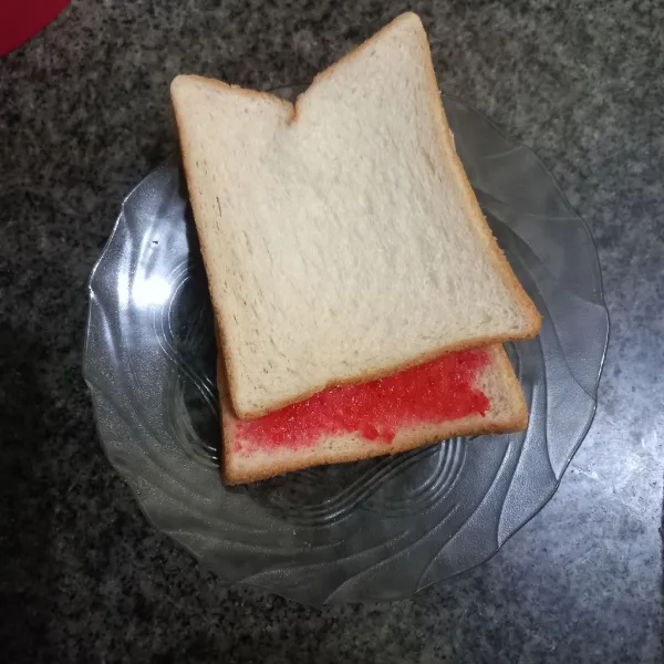 Susun kedua roti tersebut.
