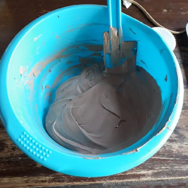 Tambahkan pasta coklat, aduk hingga rata. Istirahatkan adonan selama 15 menit.