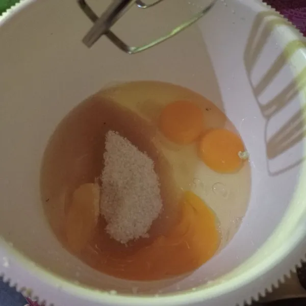 Mixer telur, gula, dan sp dengan speed tinggi sampai kental berjejak