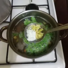 Haluskan bawang putih, masukan bersama garam, kaldu jamur dan merica bubuk, aduk rata.