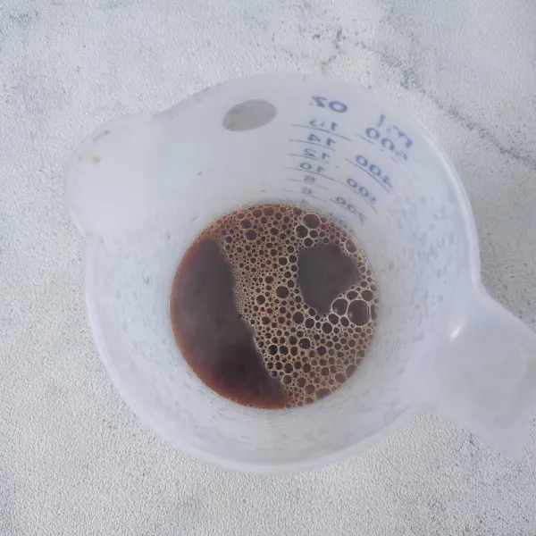 Seduh kopi dan garam dengan air panas. Aduk rata.