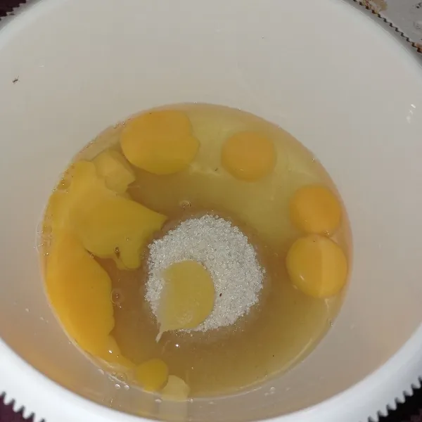 Masukkan telur, gula, dan sp ke dalam wadah.