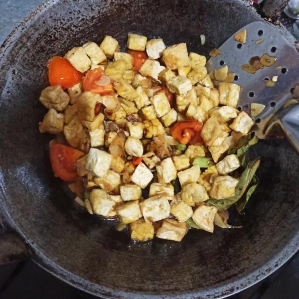 Masukkan tahu dan tempe goreng.