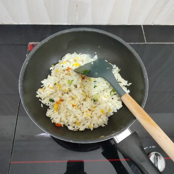 Masak hingga bumbu meresap dan nasi agak kering. Lalu angkat.