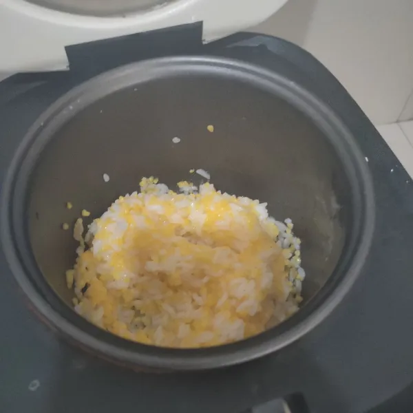 Cuci bersih campuran beras dan beras jagung, kemudian masak di rice cooker dengan 2 cup air hingga matang.
