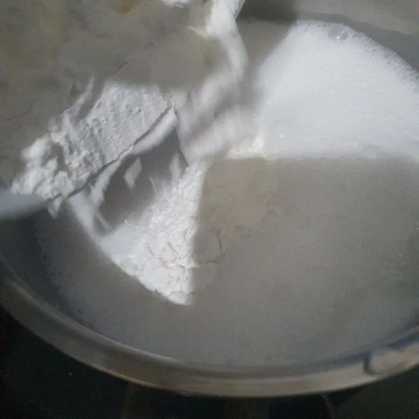 Sambil menunggu lapisan ungu matang, buat lapisan putih. Dalam panci, masukkan tepung beras, tepung maizena, gula pasir, garam, santan. Aduk.