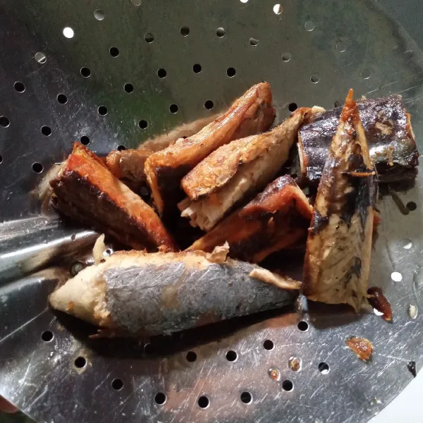 Bersihkan ikan pindang tongkol dari kepala dan tulang. Potong sesuai selera kemudian goreng.