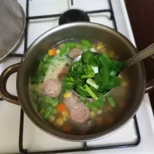 Tambahkan irisan daun bawang dan seledri, masak hingga matang.