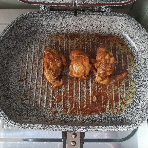 Kemudian bakar ayam sesuai selera.