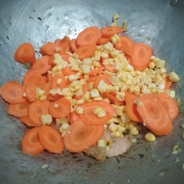 Tumis bumbu halus hingga harum, masukkan udang, aduk hingga berubah warna, masukkan potongan wortel dan jagung manis tambahkan air, masak hingga sayuran 1/2 matang.