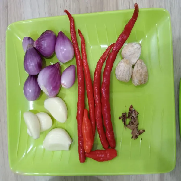 Haluskan bawang merah, bawang putih, cabe merah, cabe rawit, pala dan kemiri