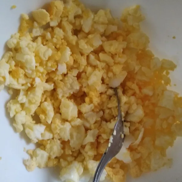 Hancurkan telur dengan garpu.