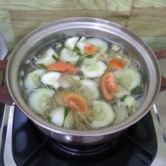 Tambahkan irisan tomat lalu angkat dan sajikan.