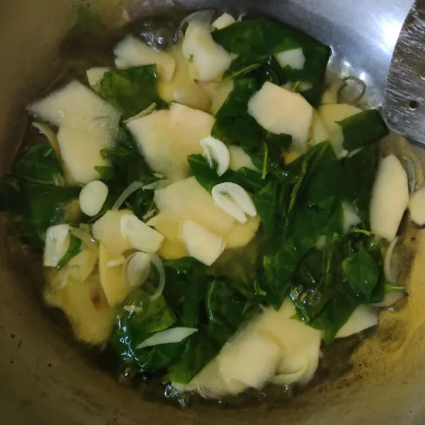 Masak hingga daun melinjo matang, matikan api.