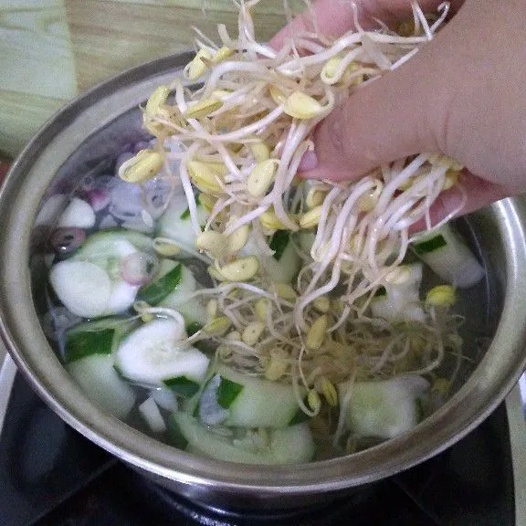 Masukkan kecambah kedelai. Masak hingga empuk.