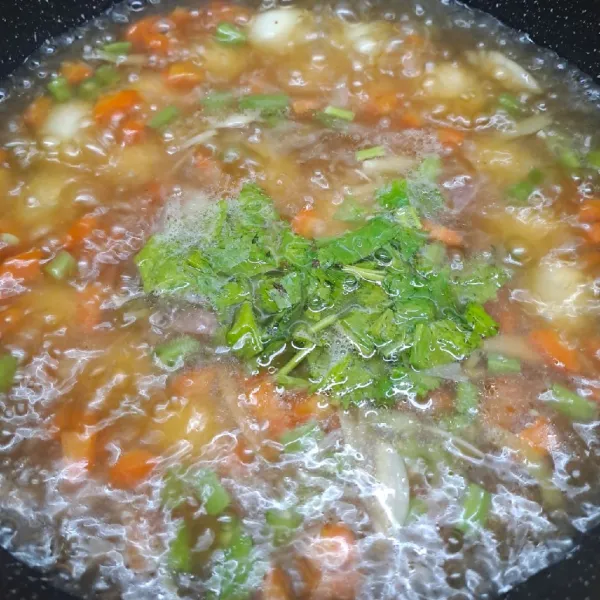 Terakhir masukkan irisan daun seledri, masak sebentar. Lalu angkat dan sajikan.