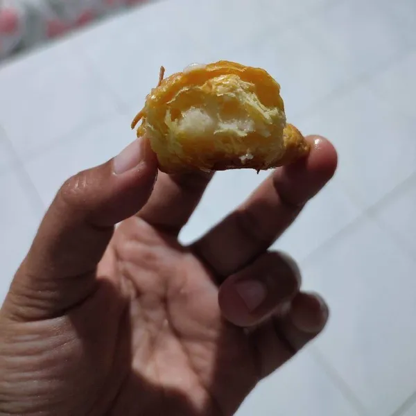 Sajikan mini cheese rolls.
