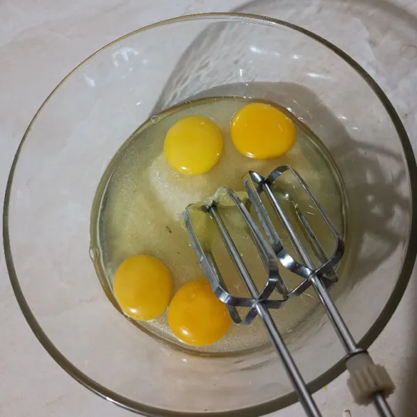 Campurkan telur, gula dan sp lalu mixer dengan kecepatan rendah sampai berbuih.