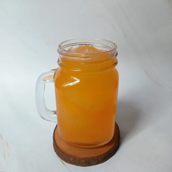 Tuang jus jeruk sampai gelas hampir penuh.