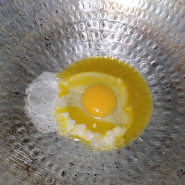 Masukkan telur ayam lalu orak arik.