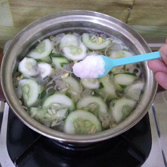 Tambahkan kaldu jamur, garam , gula pasir lalu aduk serta koreksi rasa sesuai selera.