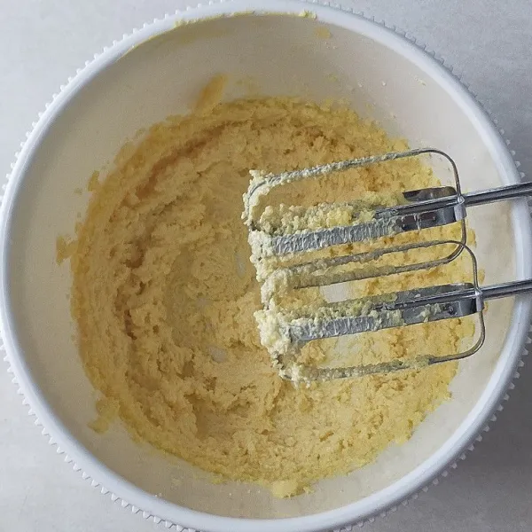 Masukkan mentega,gula dan vanili ke dalam wadah kemudian mixer dengan kecepatan sedang hingga pucat dan mengembang.