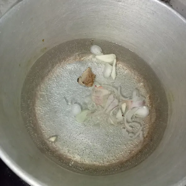 Rebus air untuk kuah hingga mendidih, masukkan lengkuas, bawang putih dan bawang merah, aduk rata.