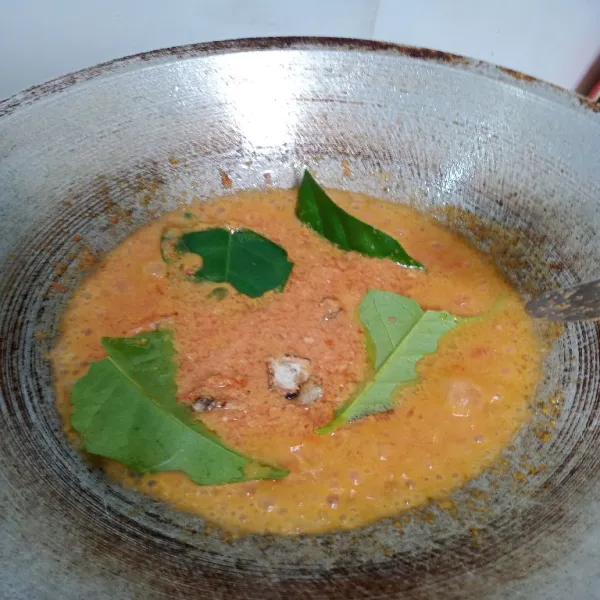 Tumis bumbu halus, daun salam, lengkuas hingga harum