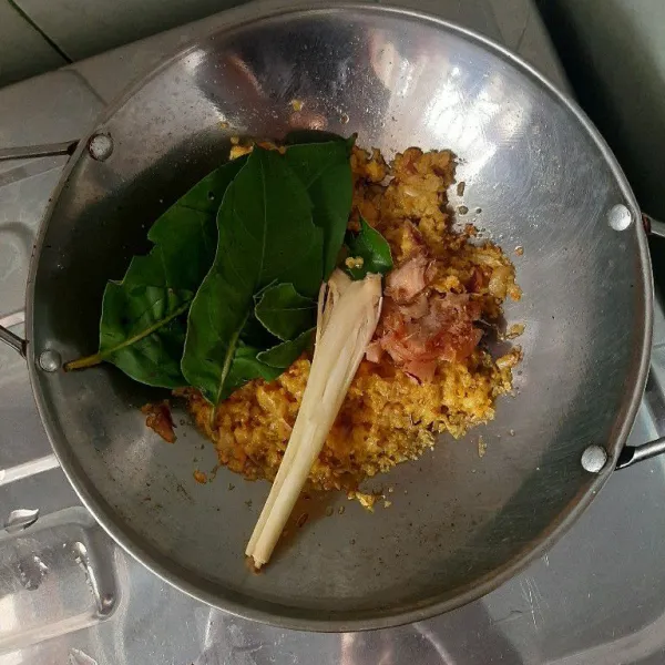 Kemudian tumis semua bahan yang dihaluskan hingga harum.