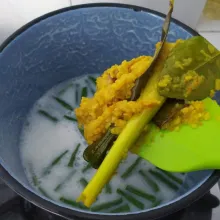 Kemudian masukkan bumbu yang sudah ditumis, aduk rata.