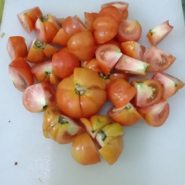 Potong-potong tomat. Tusuk-tusuk cabe supaya gak meletus saat digoreng