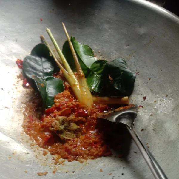 Masukkan sereh, lengkuas dan daun jeruk. Masak hingga harum
