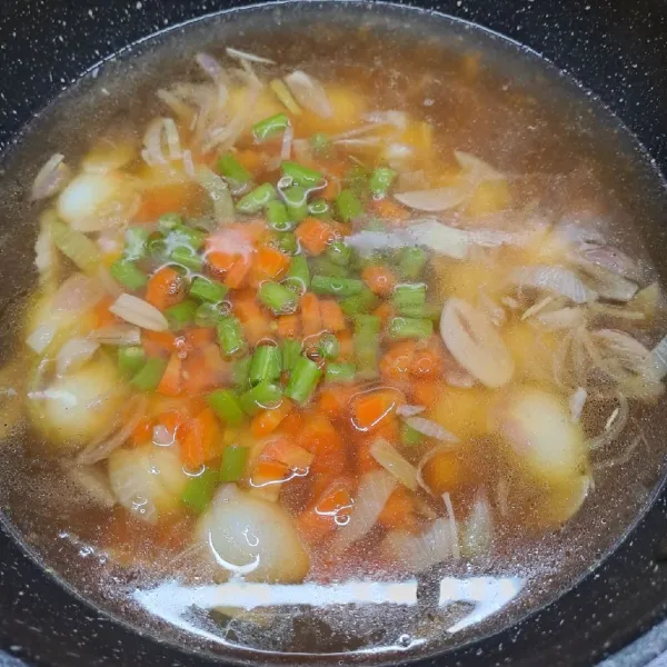 Masukkan wortel, buncis dan telur puyuh. Masak sampai sayuran matang.