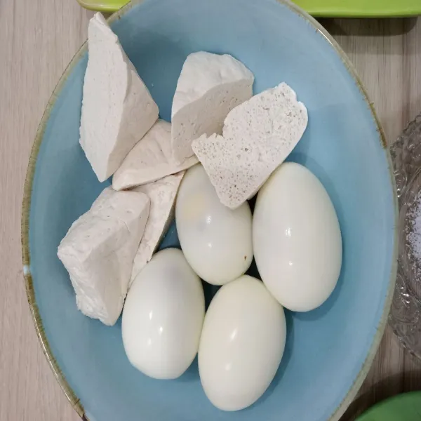 Goreng tahu hingga kecoklatan