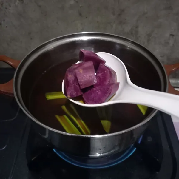 Masukkan ubi ungu. Masak sampai matang.