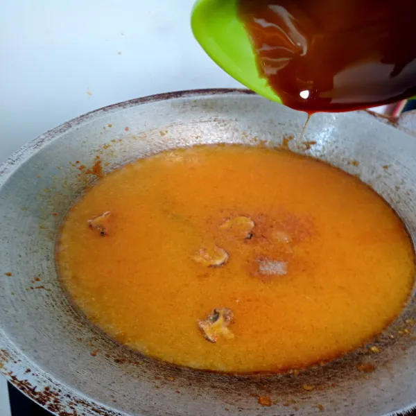 Tambahkan air, gula, garam, kaldu jamur, kaldu ayam, merica bubuk dan kecap.