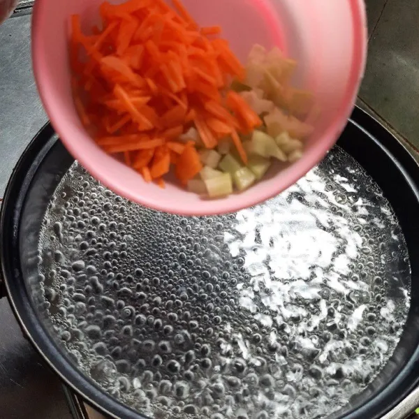 Masukan wortel dan labu siam, masak sampai empuk.