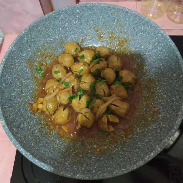 Masak sampai air menyusut, taburi daun kucai.