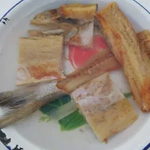 Rendam ikan asin dengan air kurang lebih 30 menit.