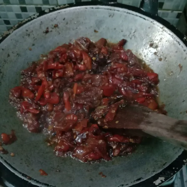 Masak sambil diaduk-aduk, ditekan-tekan supaya semua hancur. Tambahkan garam, kaldu ayam dan gula merah. Koreksi rasa