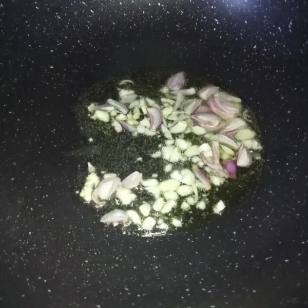 Iris tipis bawang merah dan cincang bawang putih, lalu tumis sampai harum.