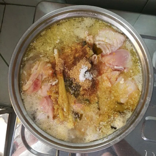 Lalu masukkan bumbu yang ditumis kedalam rebusan ayam hingga air meresap dan ayam matang.