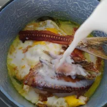 Masukkan telur ceplok, ikan asin dan sisa santan. Masak sampai mendidih.