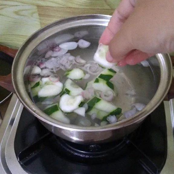 Masukkan timun yang sudah dipotong.