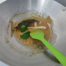 Tumis bumbu halus bersama daun salam, daun jeruk purut, serai geprek dan lengkuas geprek hingga bumbu tanak dan matang.
